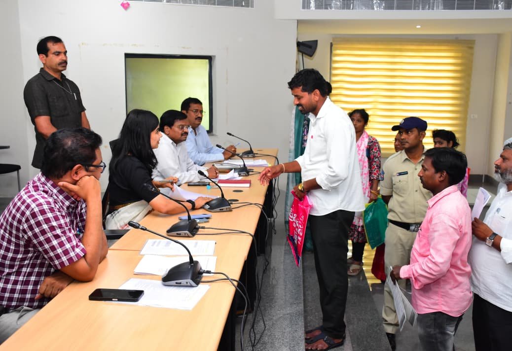 జిల్లా కలెక్టర్ గరిమ అగ్రవాల్  ప్రజావాణికి 218 దరఖాస్తుల రాక